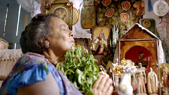 Mãe Benta (Teuda Bara) esconde Serelepe (Tomás Sampaio) em sua casa e desperta a fúria de Epa (Osmar Prado) em 'Meu Pedacinho de Chão'