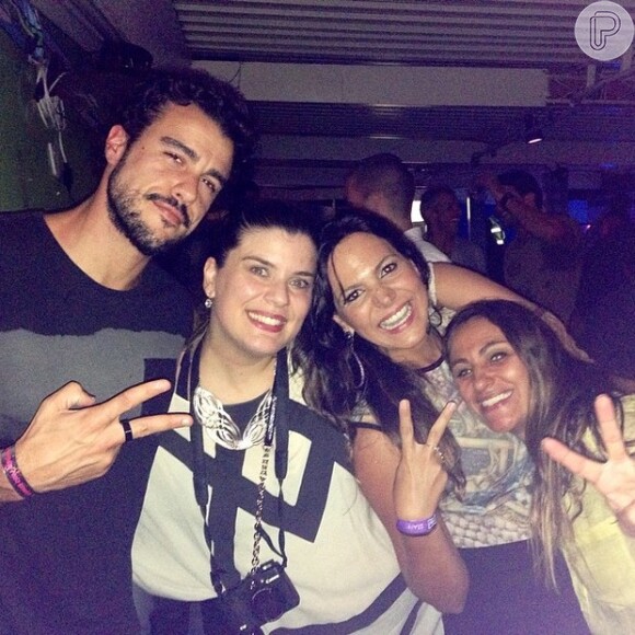 Joaquim Lopes posa com Carol Sampaio e amigas na festa de Paolla Oliveira