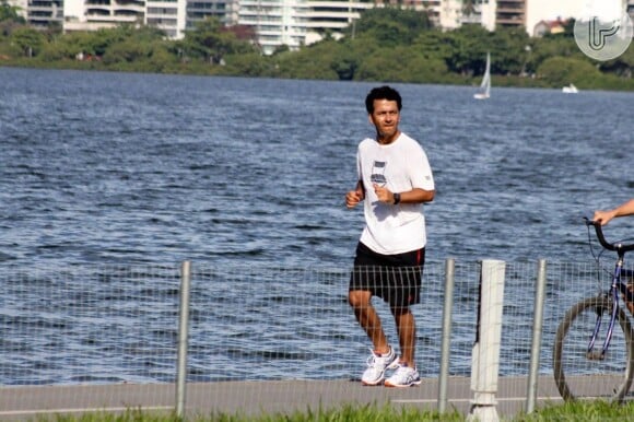 Marcos Palmeira sempre é visto correndo ou andando de bicicleta pela Zona Sul do Rio de Janeiro