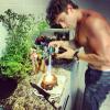 Rafael Cardoso queima carne com maçarico e posta foto em sua conta do Instagram, nesta quarta-feira, 23 de janeiro de 2013
