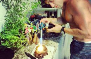 Rafael Cardoso, gaúcho, posta foto preparando churrasco com maçarico