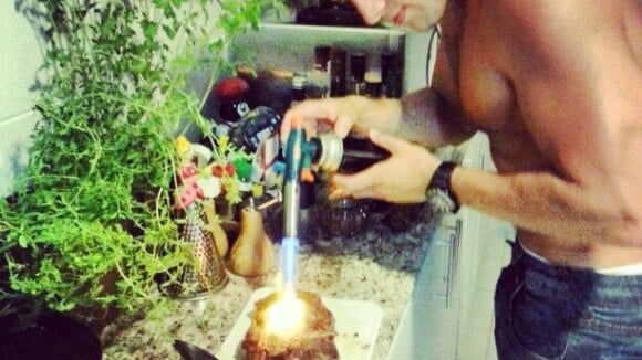 Rafael Cardoso, gaúcho, posta foto preparando churrasco com maçarico
