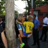 Fernanda Lima chegou ao local carregando Francisco e com a camisa do Grêmio, ainda comportada