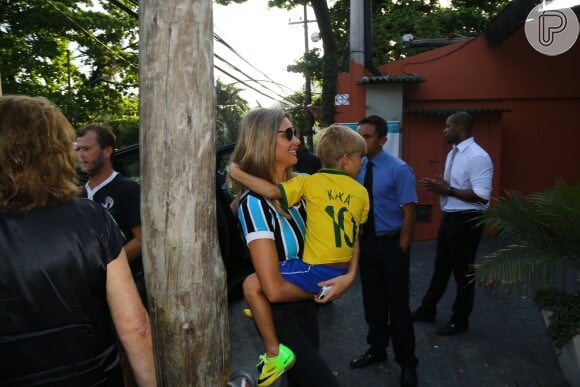Fernanda Lima chegou ao local carregando Francisco e com a camisa do Grêmio, ainda comportada