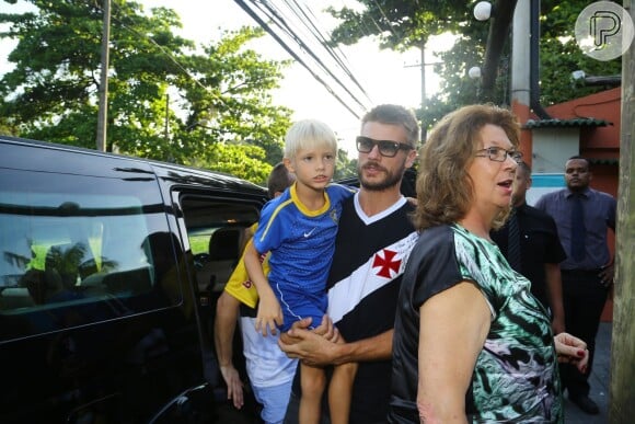 Rodrigo Hilbert usou a camisa do seu time de futebol, Vasco da Gama, enquanto o filho usou o uniforme da Seleção Brasileira