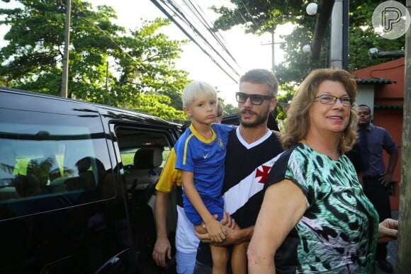 Rodrigo Hilbert chega acompanhado da mãe, Suzete, e do filho João