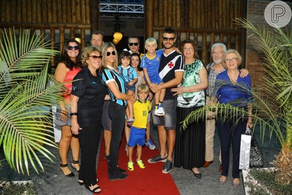 Fernanda Lima e Rodrigo Hilbert reuniram a família para comemorar os 6 anos dos gêmeos João e Francisco no Rio de Janeiro neste sábado, 19 de abril de 2014