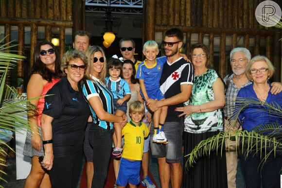 Fernanda Lima, ao lado da mãe, Maria Tereza, e Rodrigo Hilbert, com a mãe, Suzete, posam com os filhos e familiares ao chegarem à casa de festas