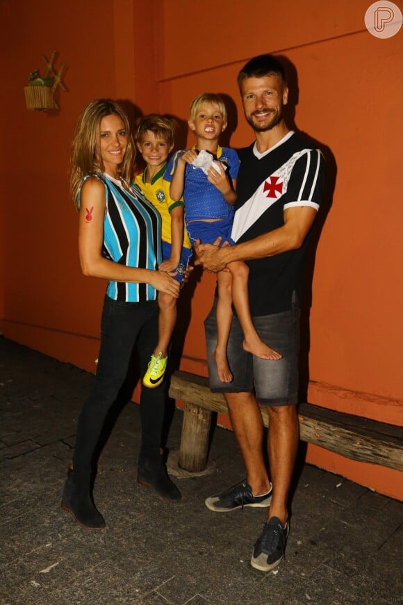 Fernanda Lima e Rodrigo Hilbert entraram no clima de futebol e vestiram a camisa de seus times para festejar os 6 anos de Francisco e João