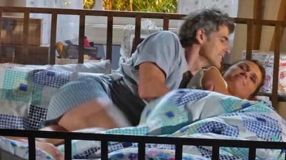 'Em Família': Clara (Giovanna Antonelli) e Cadu têm noite de amor