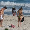 Juliana Didone curte praia com o namorado, o artista plástico Flávio Rossi, na Barra da Tijuca, nesta segunda-feira, 21 de abril de 2014