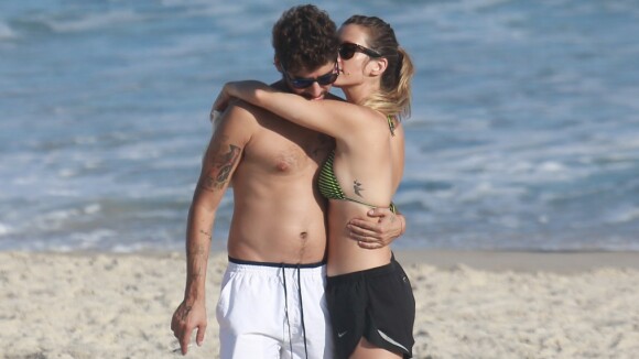 Juliana Didone curte feriado na praia com o namorado em clima romântico