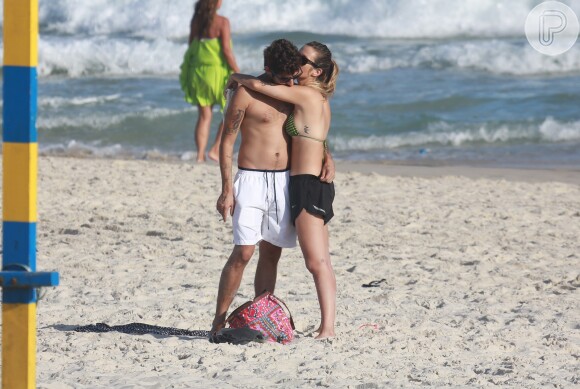 Juliana Didone trocou colocou o bronzeado em dia e trocou beijos com o namorado