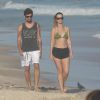Juliana Didone curte praia com o namorado, o artista plástico Flávio Rossi, na Barra da Tijuca, nesta segunda-feira, 21 de abril de 2014