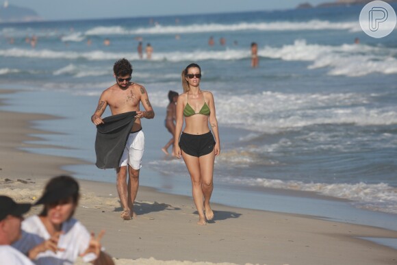 Juliana Didone caminhou pela areia com o namorado