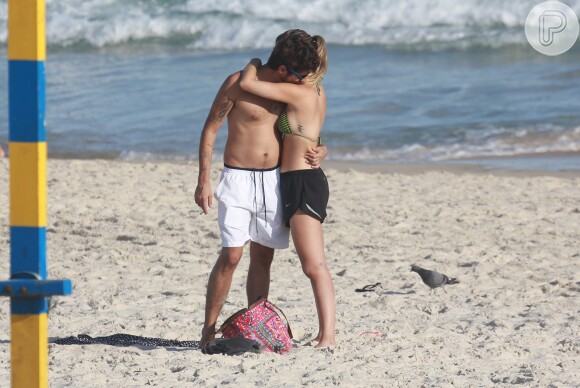 Juliana Didone curtiu praia com o namorado, o artista plástico Flávio Rossi, nesta segunda-feira, 21 de abril de 2014, na Barra da Tijuca, Zona Oeste do Rio de Janeiro