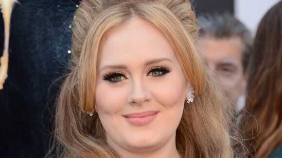Adele pretende voltar aos palcos em outubro deste ano: 'Voz está mais forte'