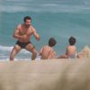 Daniel de Oliveira levou os filhos Raul, de 6 anos, e Moisés, de 3 anos, para brincar na praia da Reserva, na Zona Oeste do Rio, na tarde desta quarta-feira, 23 de abril de 2014