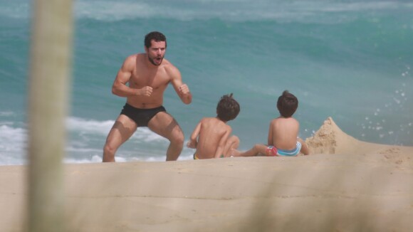 Daniel de Oliveira dá mortal pra trás e diverte os filhos em tarde na praia