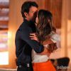 Laerte (Gabriel Braga Nunes) puxa Luiza (Bruna Marquezine) para si e a beija apaixonadamente, em 24 de abril de 2014 na novela 'Em Família'