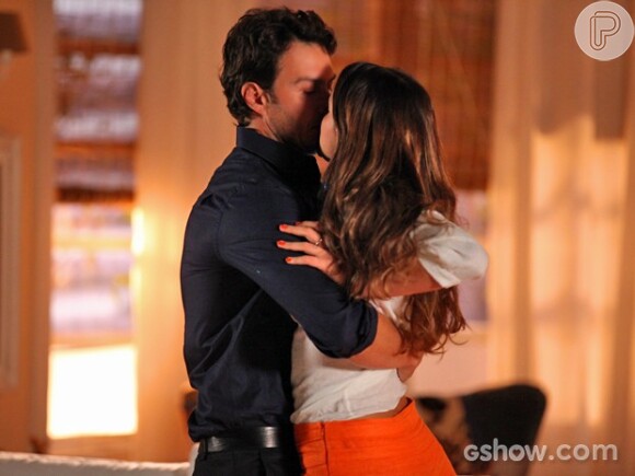 Laerte (Gabriel Braga Nunes) puxa Luiza (Bruna Marquezine) para si e a beija apaixonadamente, em 24 de abril de 2014 na novela 'Em Família'