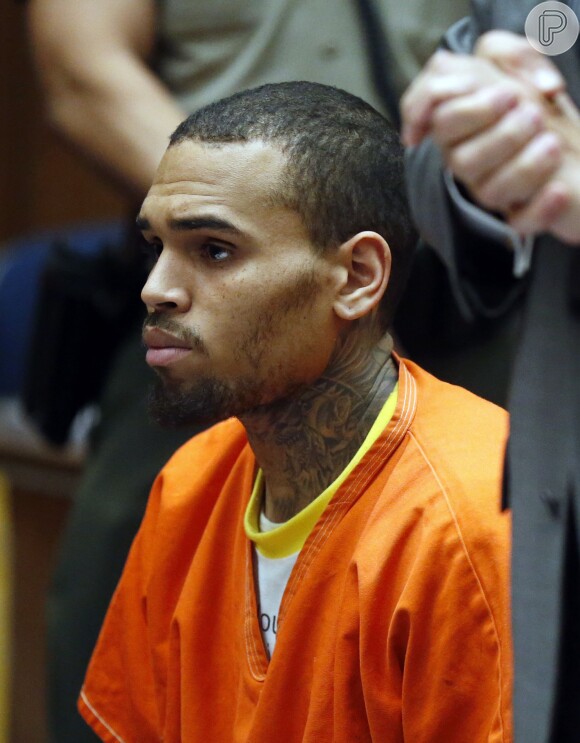 Na prisão, Chris Brown chegou a ser xingado pelos outros detentos por ter agredido a ex-namorada Rihanna