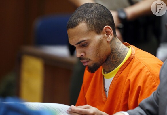 Chris Brown deve permanecer na cadeia até junho