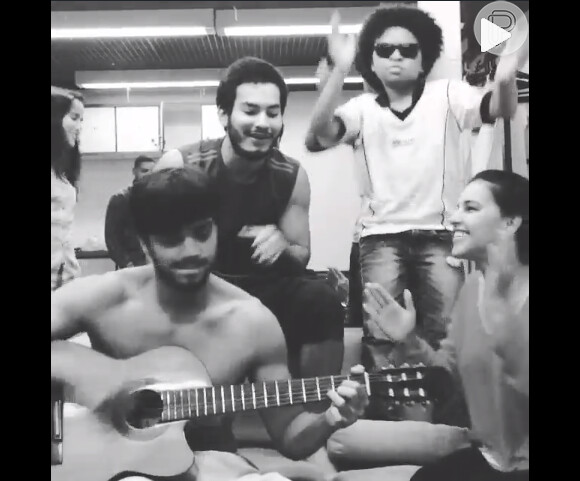 Mariana Rios, Begê Muniz e JP Rufino cantam e batem palmas enquanto Rodrigo Simas toca violão