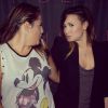 Demi Lovato faz beijinho no ombro no Meet & Greet, evento no qual a cantora encontra com seus fãs