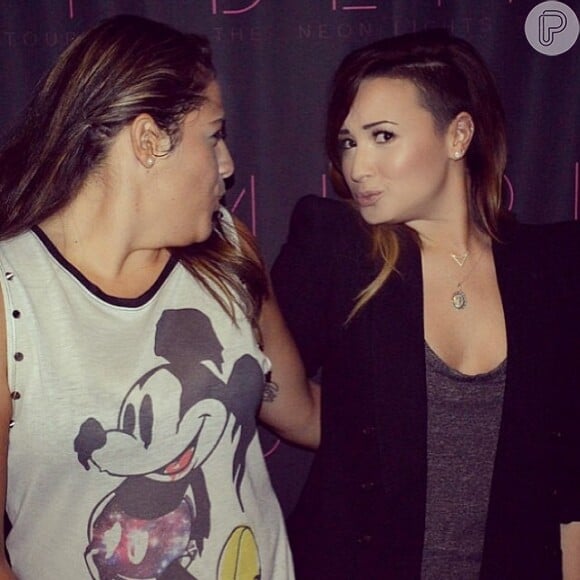 Demi Lovato faz beijinho no ombro no Meet & Greet, evento no qual a cantora encontra com seus fãs