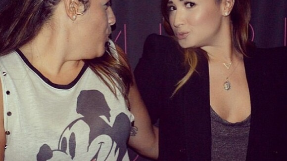 Demi Lovato faz 'beijinho no ombro' com fã e Valesca Popozuda agradece