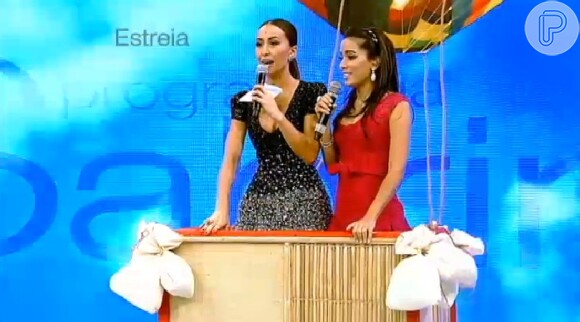 Durante o quadro, Sabrina Sato e Anitta assitem ao vídeo dentro de um balão