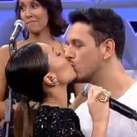 Sabrina Sato beija o namorado, João Vicente, na estreia de seu programa