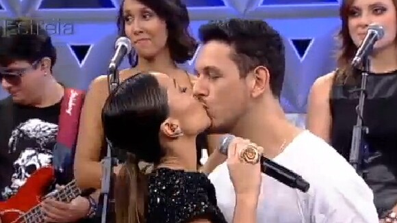 Sabrina Sato beija o namorado, João Vicente, na estreia de seu programa