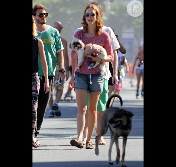 Laila Zaid carregou sua cadelinha no colo e levou seu outro cachorro, que adotou recentemente, para passear no calçadão do Leblon na Zona Sul do Rio