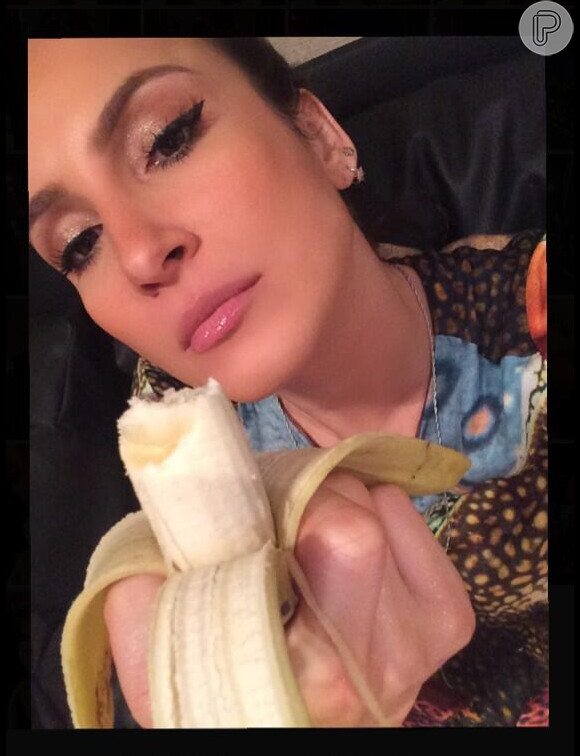 Claudia leitte também postou uma foto comendo uma banana
