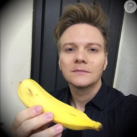 Michel Teló aderiu ao movimento e postou a imagem comendo banana