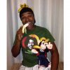 O cantor Alexandre Pires também postou uma foto comendo banana