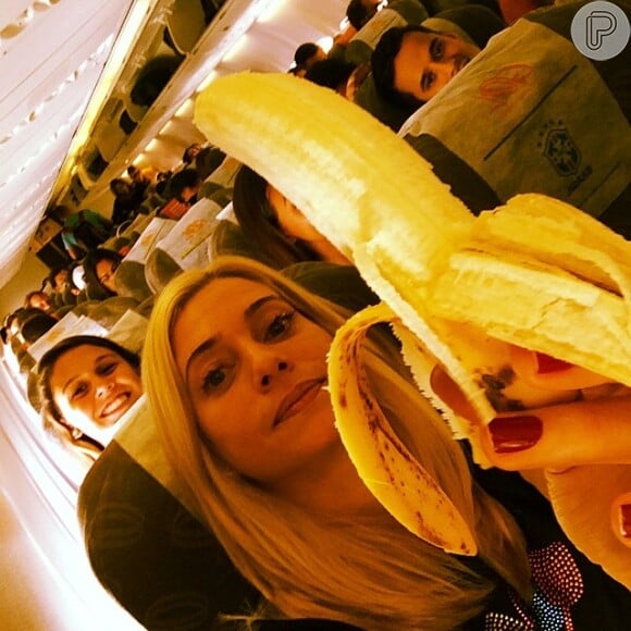 Leticia Spiller postou a foto de dentro de um avião: 'A caminho de Curitiba! #yesnostemosbanana #somostodosmacacos'