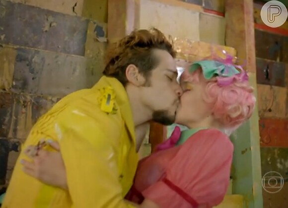Renato (Bruno Fagundes) e Juliana (Bruna Linzmeyer) se beijam em 'Meu Pedacinho de Chão'