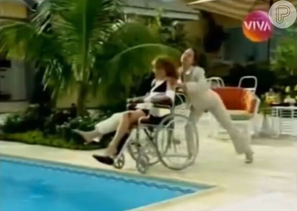 Na trama, também irritada com as provocações de Laura (Vivianne Pasmanter), que não parava de se insinuar para seu noivo, Marcelo (Fábio Assunção), Maria Eduarda (Gabriela Duarte) joga a rival, mesmo sentada em uma cadeira de rodas, dentro da piscina