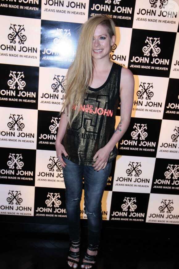 Avril Lavigne chegou no aeroporto de Guarulhos, em São Paulo, na tarde desta segunda-feira, 28 de abril de 2014, para cinco shows no Brasil