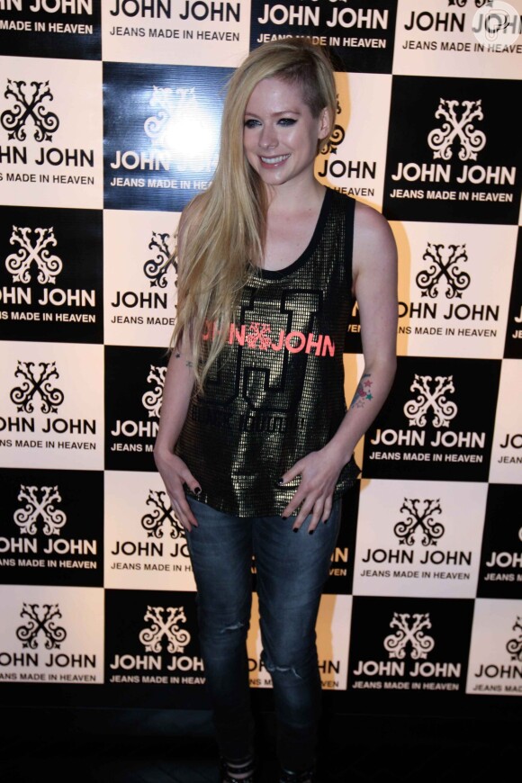 Avril Lavigne causou tumulto ao comparecer em evento na loja John John, na luxuosa Avenida Oscar Freire, em São Paulo, nesta terça-feira, 29 de abril de 2014, antes do seu primeiro show no Brasil