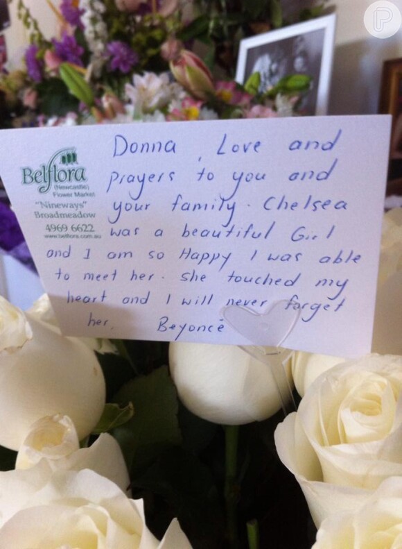 Na carta, assinada pessoalmente pela cantora, dizia: 'Donna, amor e orações para você e sua família. Chelsea era uma menina linda e eu sou muito feliz por poder ter conhecido. Ela tocou meu coração e eu nunca a esquecerei'