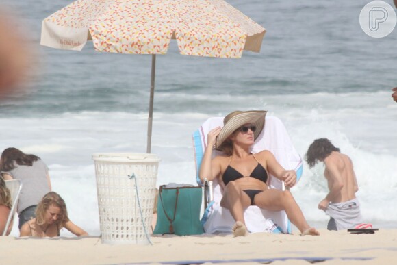 Letícia Birkheuer coloca o bronzeado em dia em praia carioca
