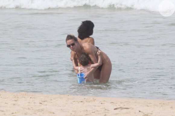 Letícia Birkheuer brinca com o filho, João Guilherme, dentro da água