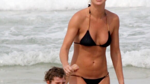 Letícia Birkheuer brinca com o filho em praia do Rio e coloca o bronzeado em dia
