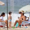 Letícia Birkheuer é flagrada com o filho, João Guilherme, de 2 anos, na praia de Ipanema, na Zona Sul do Rio de Janeiro
