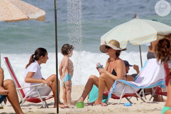 Letícia Birkheuer é flagrada com o filho, João Guilherme, de 2 anos, na praia de Ipanema, na Zona Sul do Rio de Janeiro