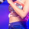 Anitta não consegue esconder curativo na barriga durante show no Rio de Janeiro